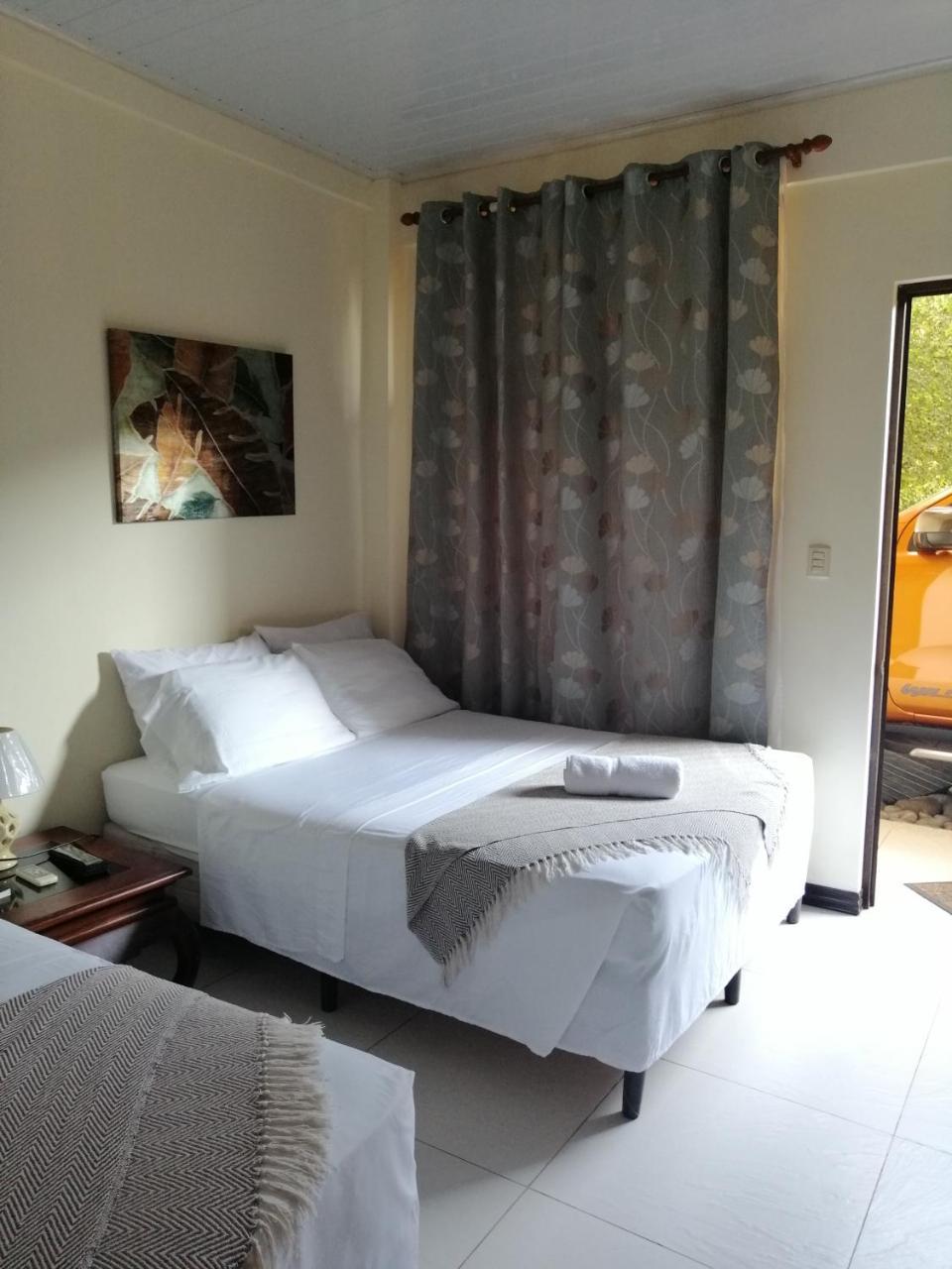 Cabinas Gosen Puntarenas Buitenkant foto